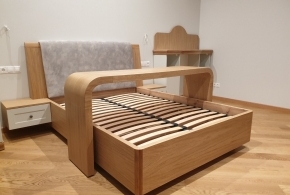 Деревянная кровать со столиком