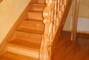 Лестница  деревянная с резьбой