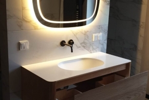 Подвесная тумбочка с зеркалом в ванную
