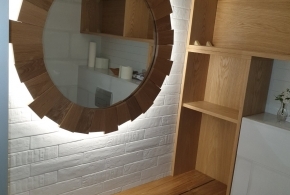 Стільниця з дерева в ванній кімнаті