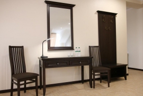 Меблі у готелі (стіл, стільці та дзеркало) 