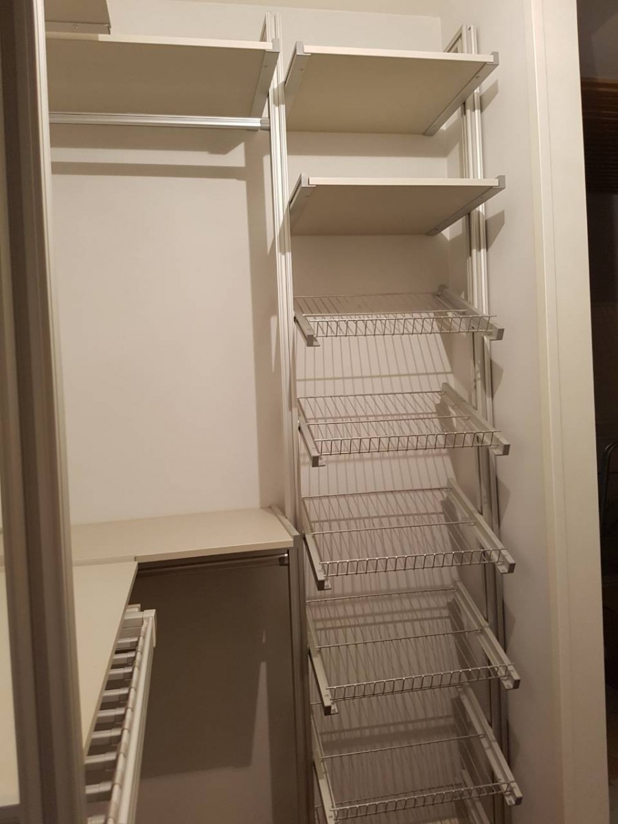 Работу в вытяжном шкафу с приспущенными дверцами и включенной вентиляцией проводят c